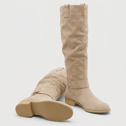 Botas altas Lola de ante beige con hebilla, vista del par y la suela sobre fondo claro
