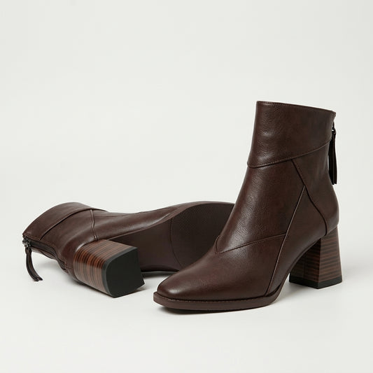 Botines Dara marrón espresso de tacón ancho, vista del par y la suela sobre fondo claro