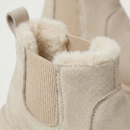 Detalle del forro de borreguito, ante y elástico del botín Martina