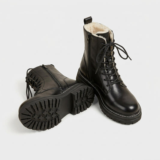 Botas María negras con cordones y forro de pelo, vista del par y la suela sobre fondo claro