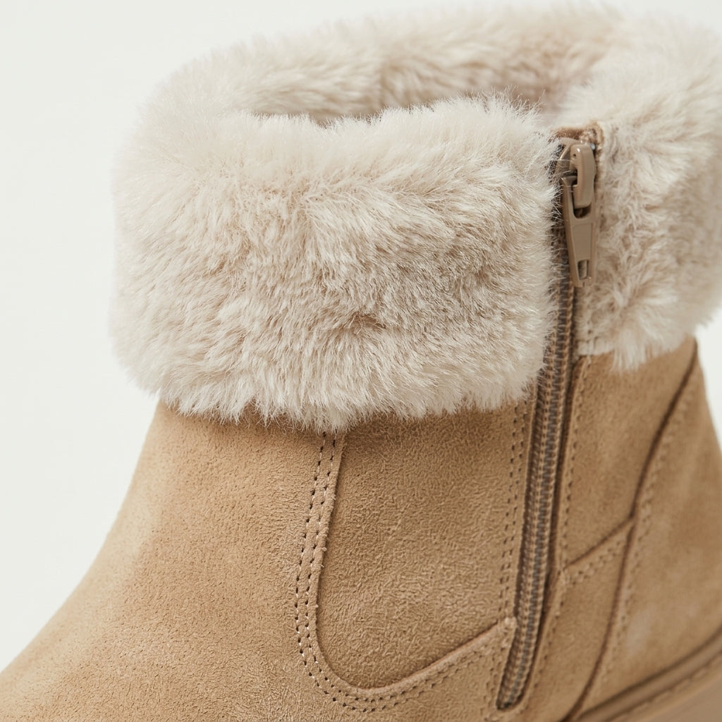 Detalle del ante beige, cuello de pelo y cremallera de la bota Nora