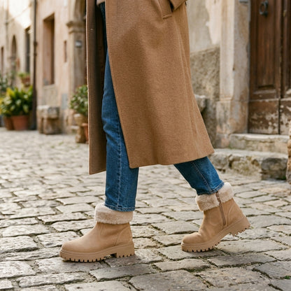 Mujer paseando por la ciudad con vaqueros y las botas Nora beige